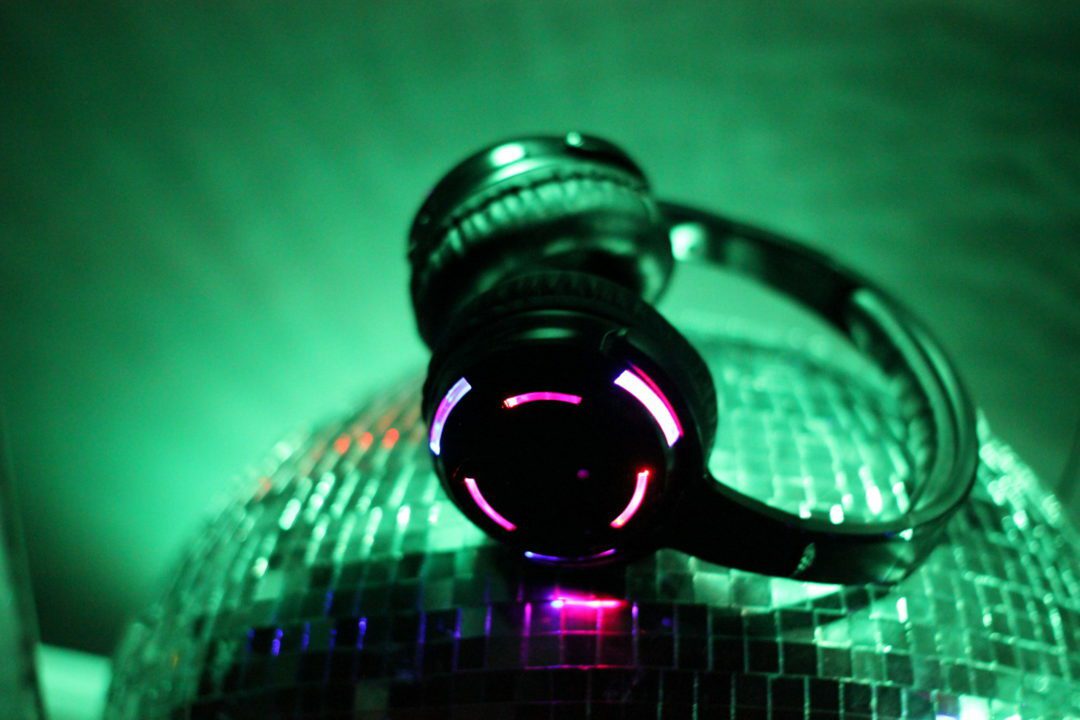 Silent disco event with wireless headphones