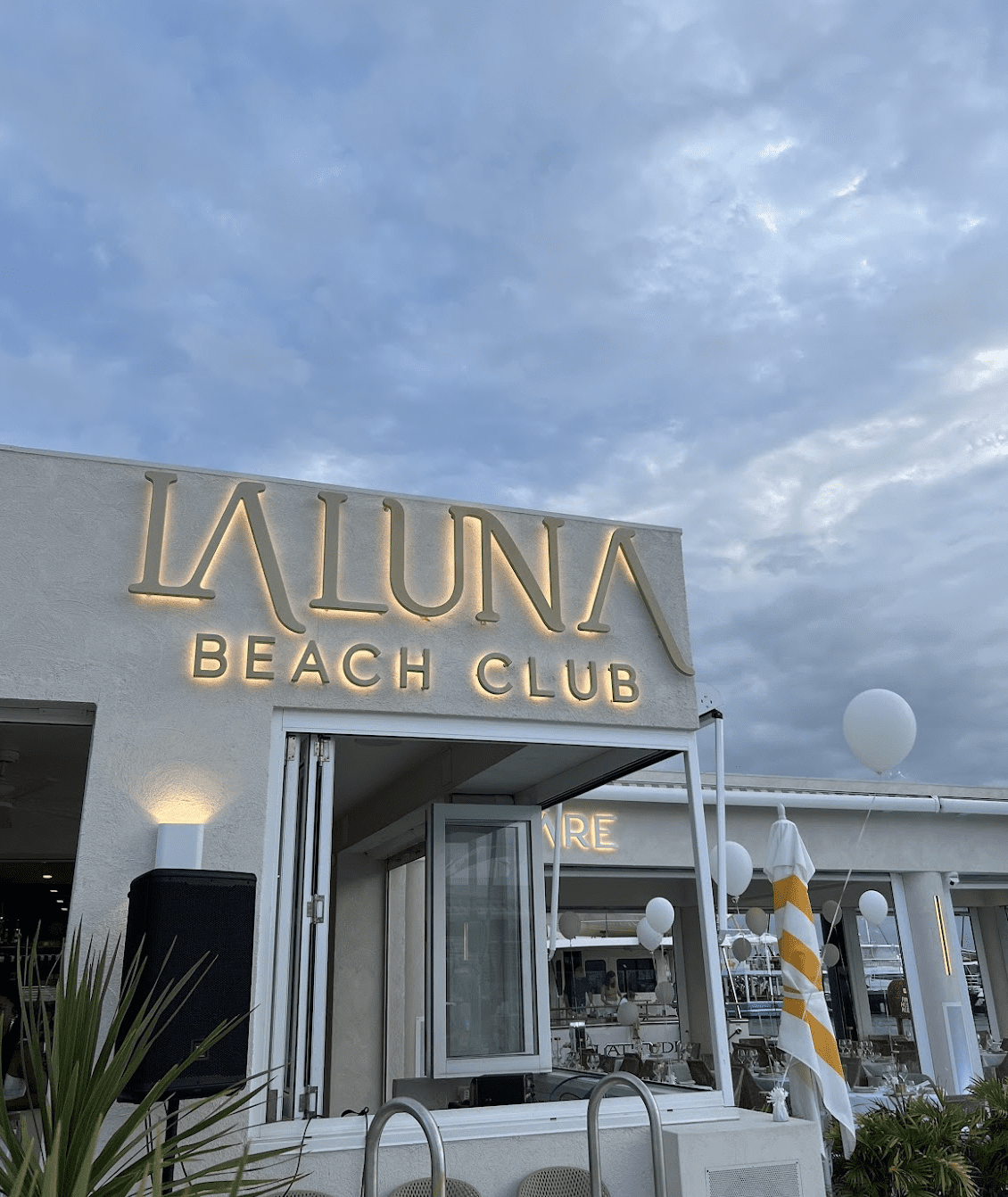 La Luna Beach Club venue